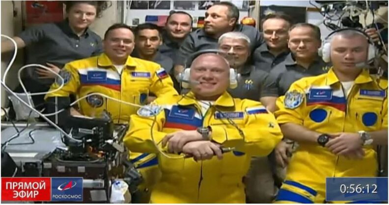 Astronautas rusos llegan a la Estación Espacial Internacional vestidos con los colores de Ucrania