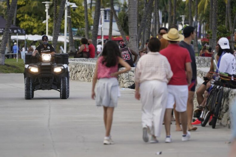 Miami Beach declara toque de queda por incidentes violentos durante "Spring break"