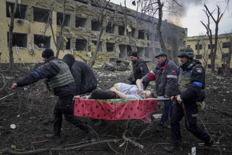 La mujer embarazada y el bebé mueren después de que Rusia bombardeara la sala de maternidad