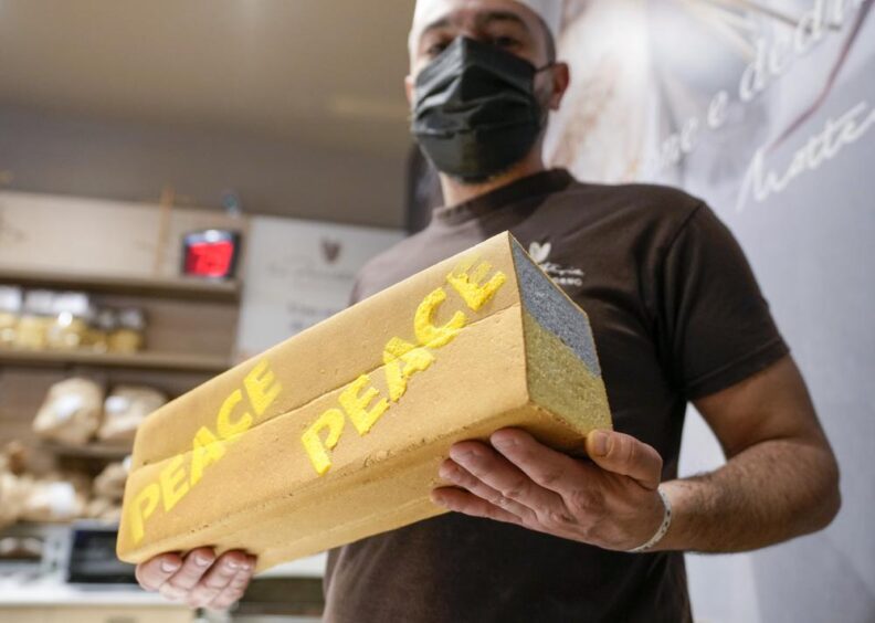 Panadero italiano hace un pan de "paz" y dulces para refugiados de Ucrania