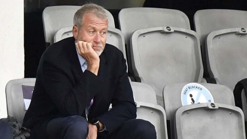 El Gobierno británico congeló los activos de Roman Abramovich y queda suspendida la venta del Chelsea