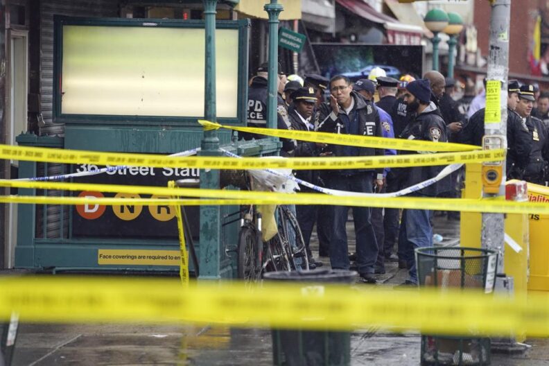 Pistolero abrió fuego en el metro de Brooklyn; hay 16 heridos