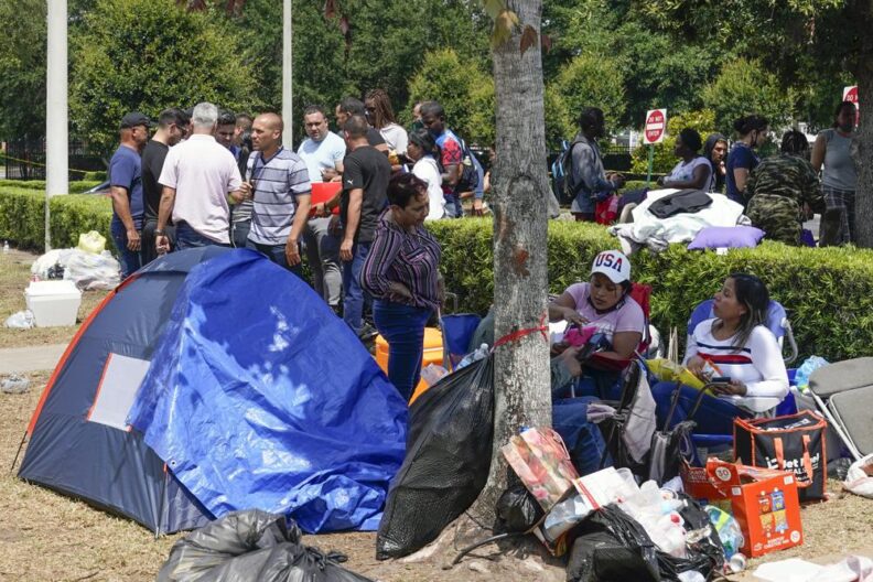 Florida: Decenas de inmigrantes esperan durante días afuera de las instalaciones del ICE