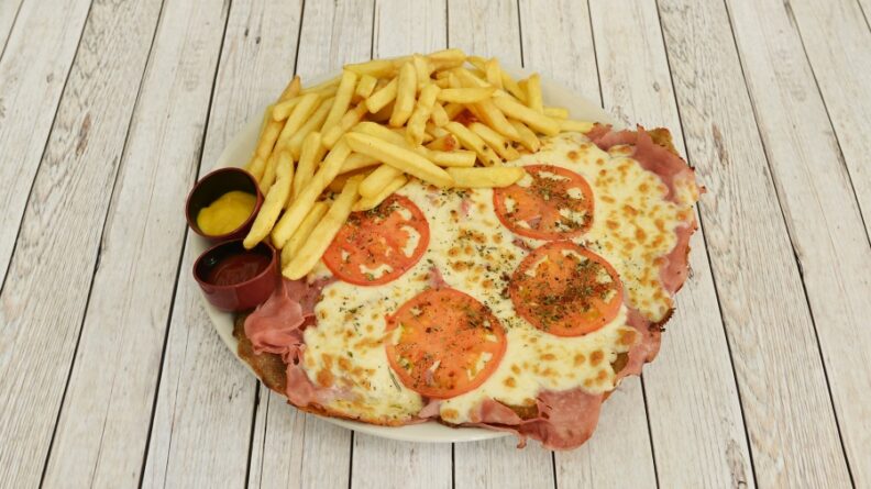 Celebran el Día de la Milanesa con una "napolitana" de cuatro metros por tres