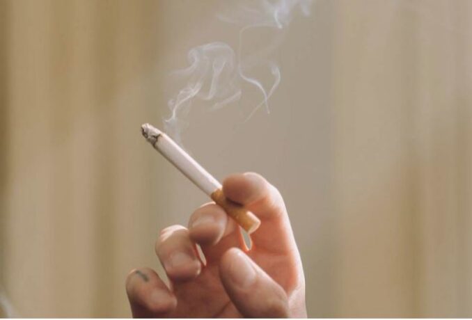 La cruel historia de cómo las tabacaleras ocultaron durante décadas que fumar es nocivo para la salud