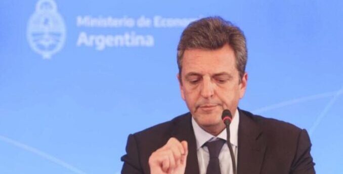 Recomponer las reservas o devaluar la moneda, el diagnóstico al que se enfrenta Massa