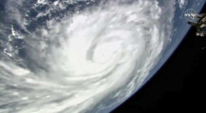 Huracán Ian: roza la categoría 5 en su avance hacia el centro de Florida