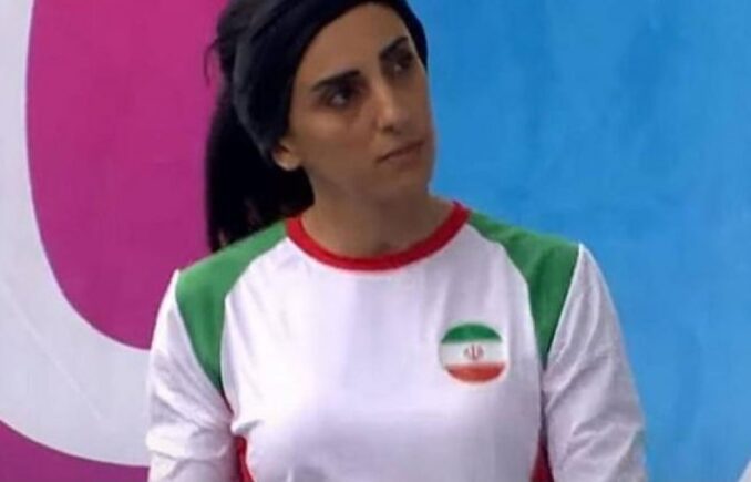 La atleta iraní que compitió sin velo en Seúl regresó a Teherán para ser detenida