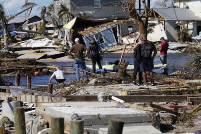 El peligro persiste tras el paso del huracán Ian en Florida