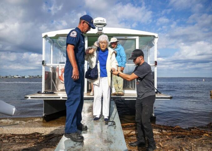 Florida : Los habitantes de Pine Island salen de la destrucción de Ian