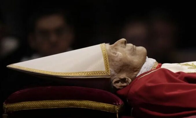Miles de fieles despiden a Benedicto XVI en el Vaticano