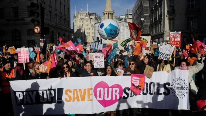 2023-02-01T113126Z_458600584_RC2B2Z9ZJETO_RTRMADP_3_BRITAIN-STRIKE-PROTEST