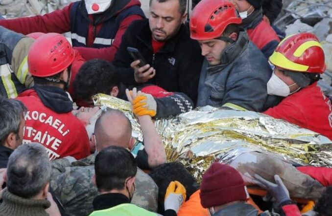 Turquía: un chico de 13 años fue rescatado de entre los escombros 182 horas después del terremoto