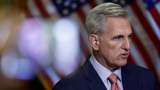 Kevin McCarthy solicita juicio político contra el presidente Biden