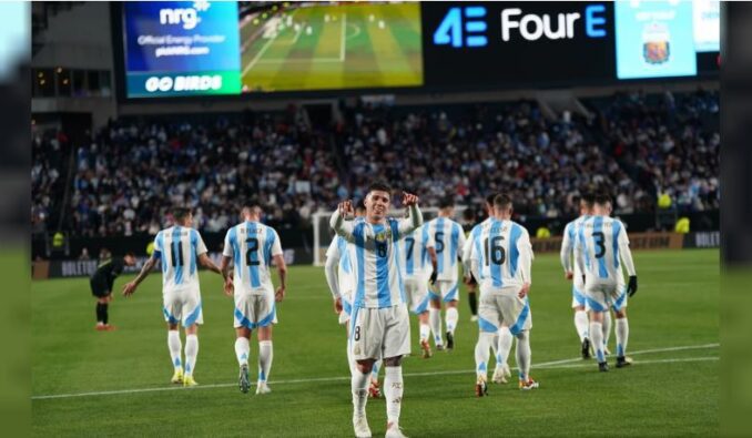 Argentina goleó a El Salvador en su estreno de temporada en Estados Unidos